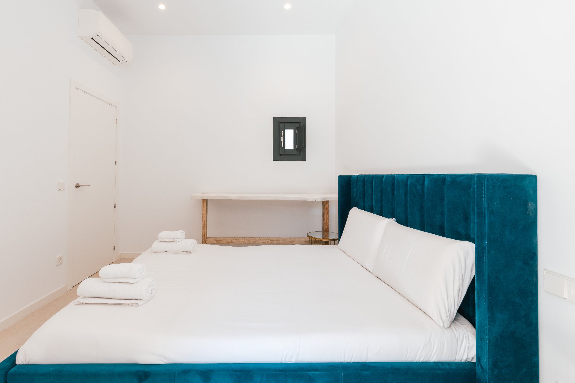Second bedroom with teal headboard